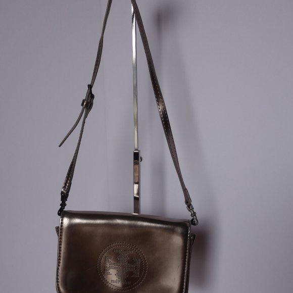TORY BURCH Metallic Perforated Logo expandable clutch/crossbody - Picture 6 of 12